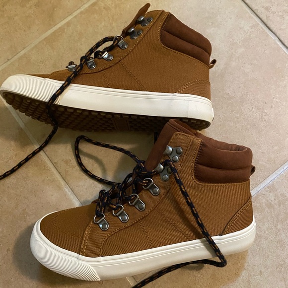 Old Navy hiking hybri boots 🥾 new never worn! - Picture 1 of 6